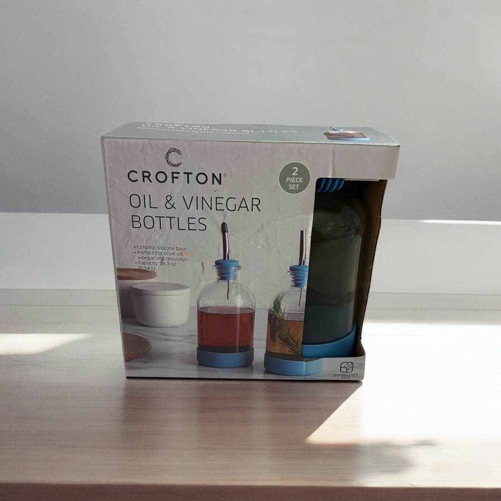 NIB - Crofton 2 Piece Set‎ - Oil & Vinegar Bottles with Colorful Silicone Bases.